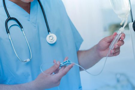 Врач настраивает капельницу